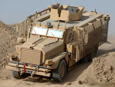 Σαουδαραβικό MRAP διαλύεται εις στα εξ ων συνετέθη μετά από επίθεση των Χούθι (βίντεο)